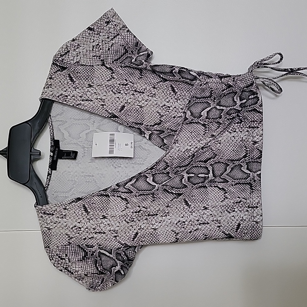 NWT Forever 21 Snack Crop size small S